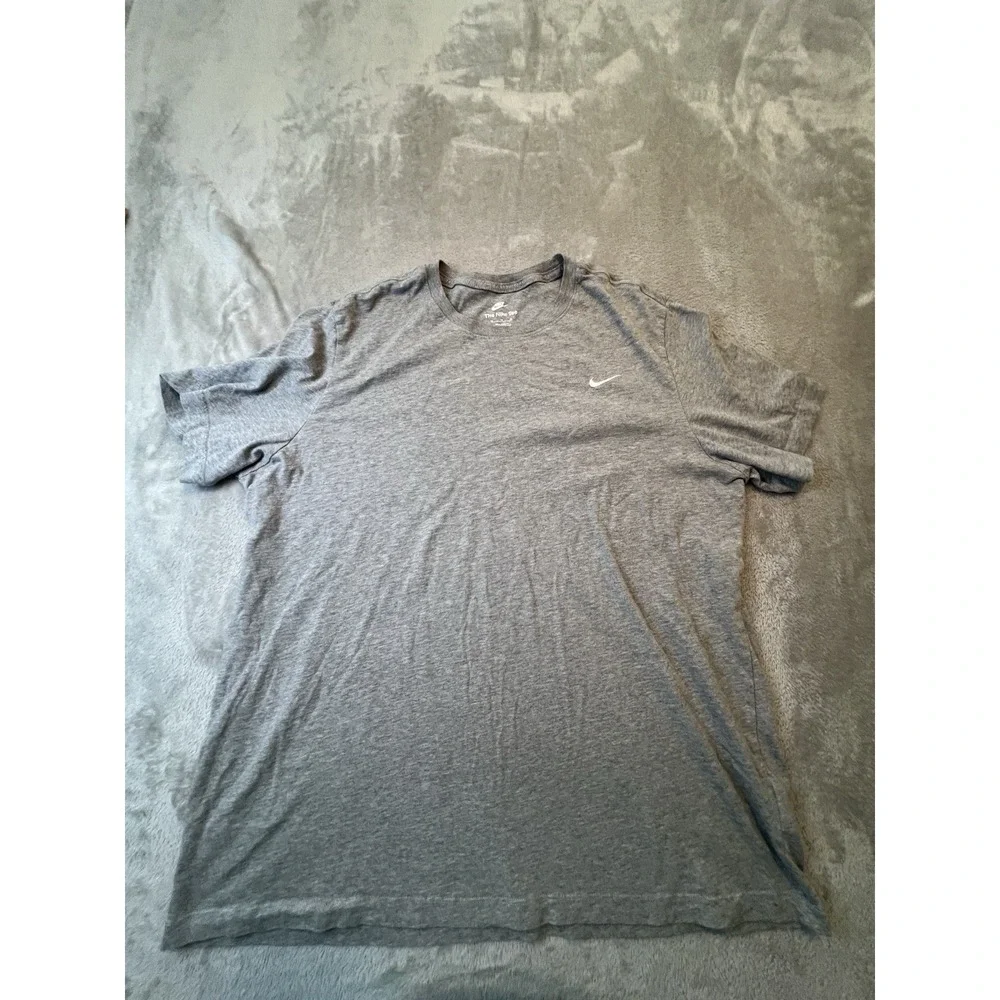 Nike Tee Mens Shirt XL Gray Small Swoosh Logo Athletic Casual Cotton The Nike Te